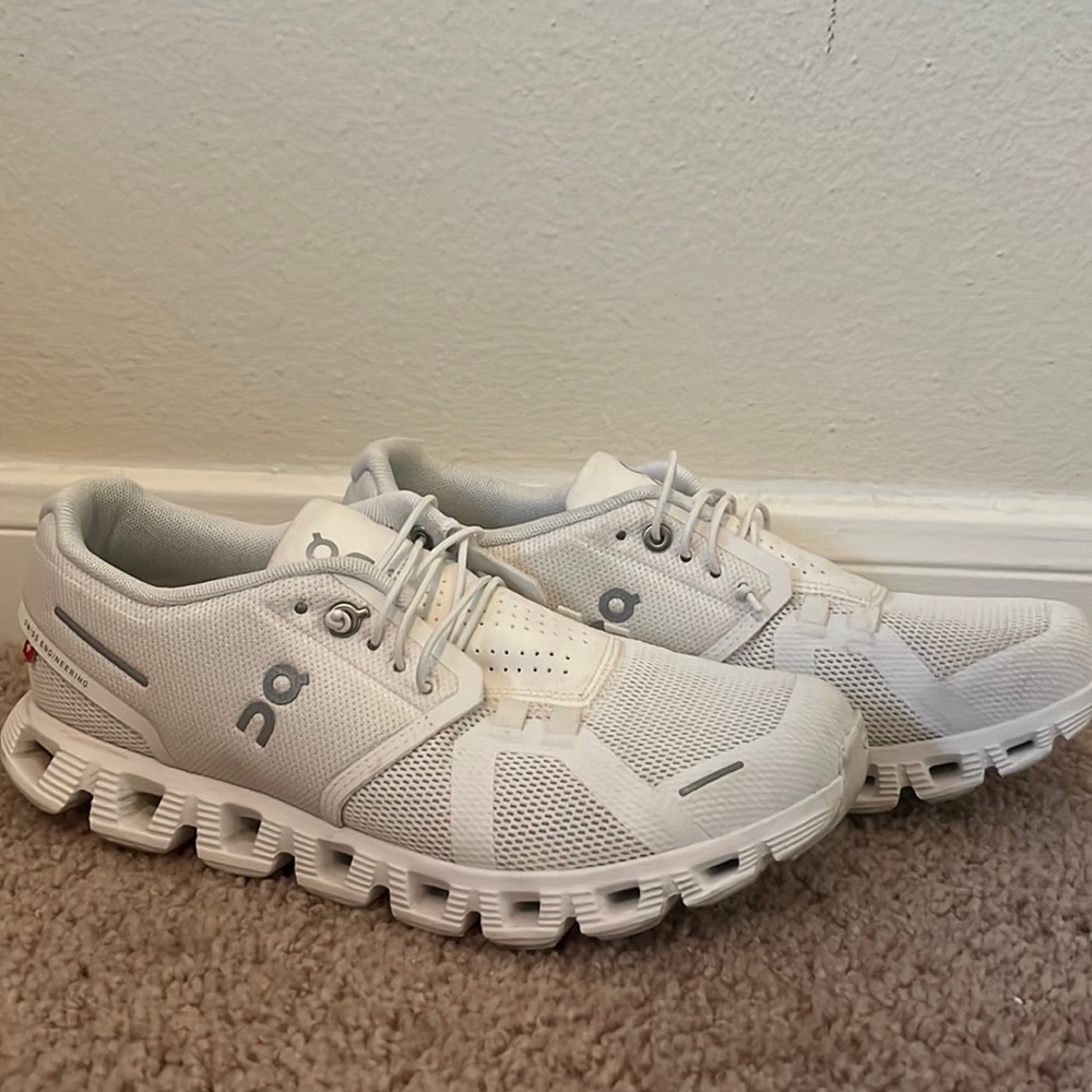 All White On Running cloud collection sneakers size 8
